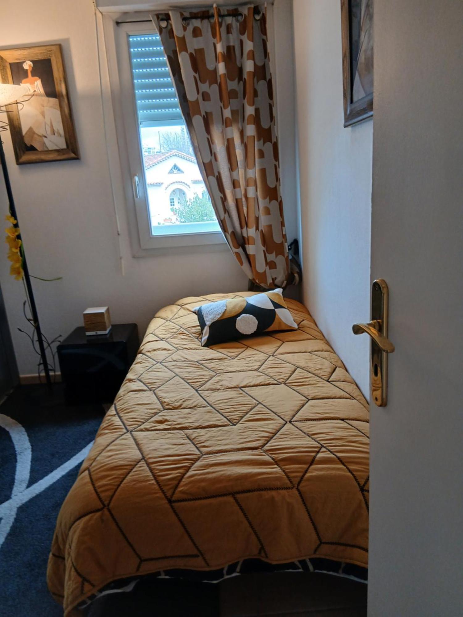 Location Chambre 2 Personnes Chez Angela Cannes Bilik gambar